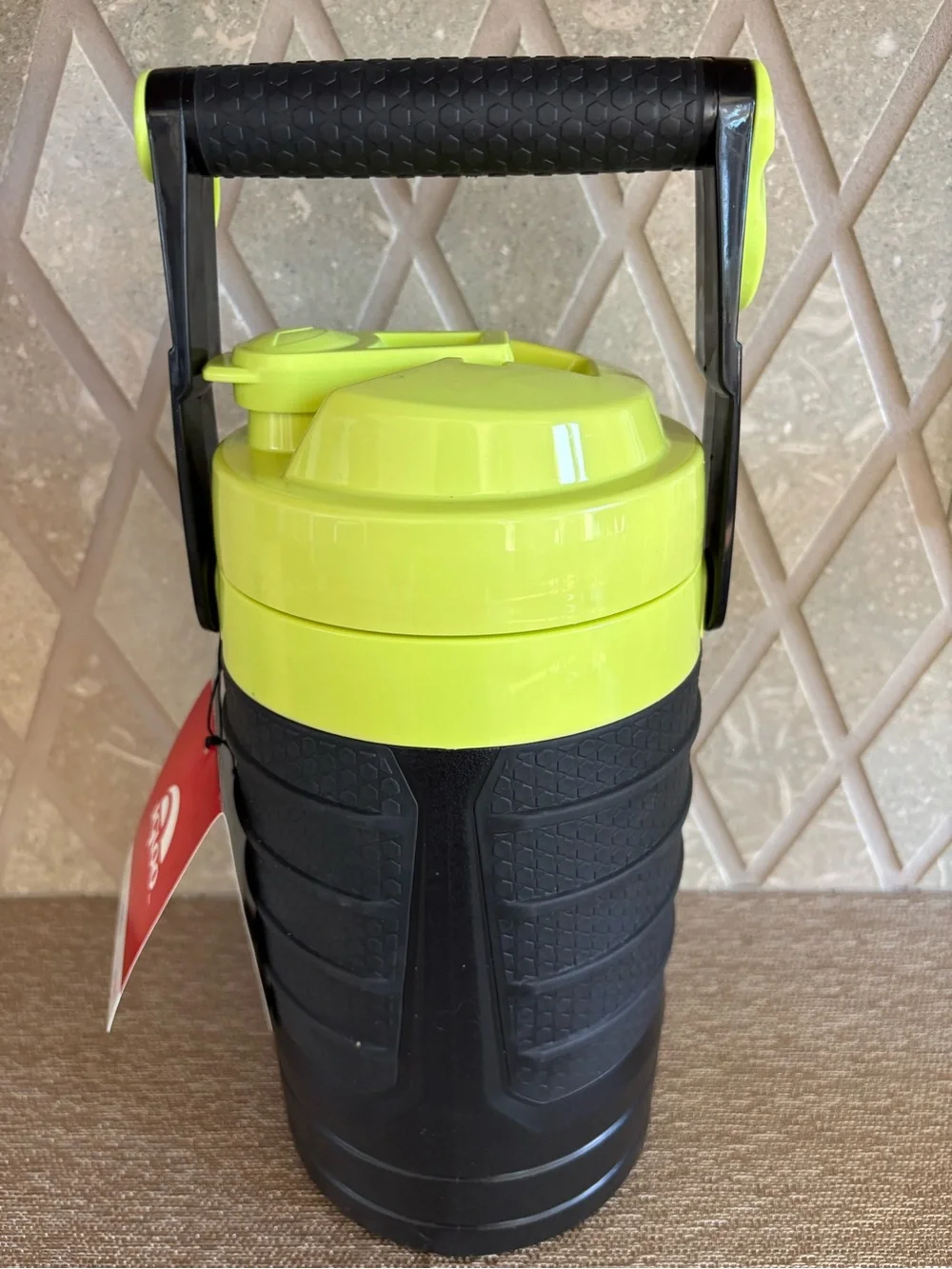 Igloo Proformance 1/2 Gallon Sport Jug With Hooks Black & Yellow 2 Quarts NEW